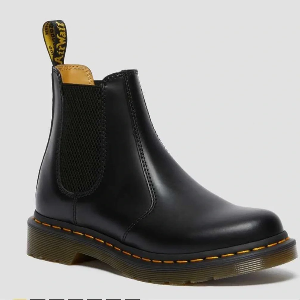 NWT Dr Martens Smooth Leather Chelsea Boots Size 8